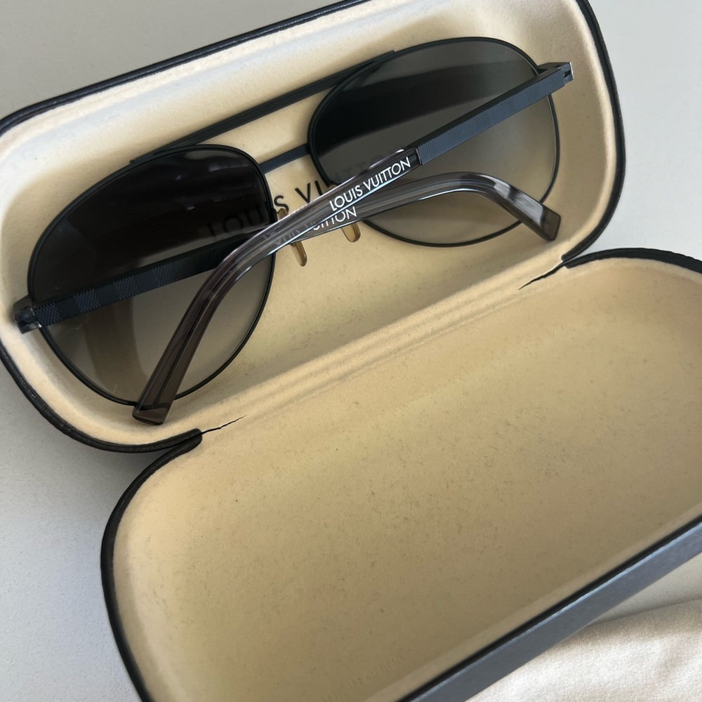 Louis Vuitton attitude pilote sunglasses in black - Picture 3 of 7